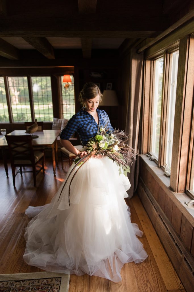 Bride with feather bouquet in hunting lodge